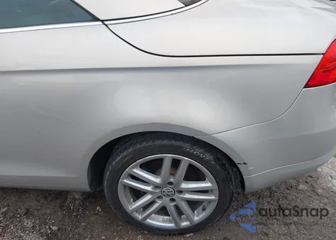 2010 Volkswagen Eos Lux z USA, uszkodzony, nr VIN WVWFA7AH0AV011881